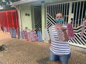 Varal de máscaras gratuitas, iniciativa de professora em Americana, interior de São Paulo.