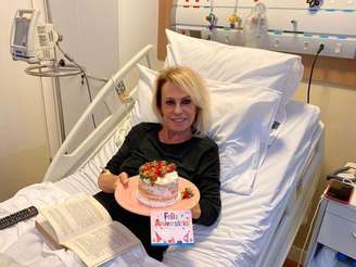 Ana Maria Braga recebe presente ao 'comemorar' aniversário em hospital; Apresentadora fez sua 4ª quimioterapia e imunoterapia em câncer no pulmão