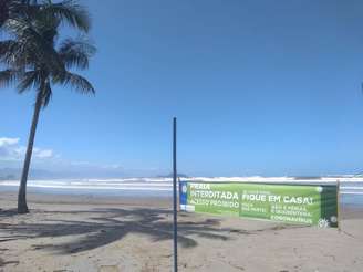 Praia interditada com faixa em Bertioga.