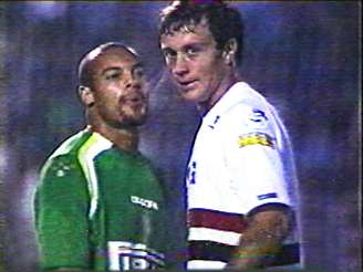 Alceu, do Palmeiras, cospe em Lugano, do São Paulo, em jogo da Libertadores 2005.  