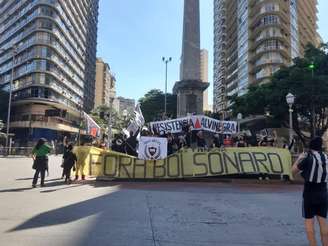 Torcidas de futebol organizaram protesto contra o presidente Jair Bolsonaro. 