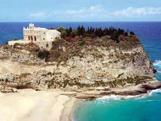 Praia de Marasusa, em Tropea, uma das mais belas da Calábria