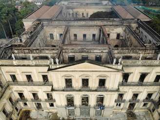 Vista do Museu Nacional, na Quinta da Boa Vista, na zona norte do Rio, após o incêndio de grandes proporções 