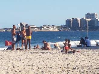 Proibição de ficar na areia não vem sendo seguida pelos frequentadores das praias do Rio