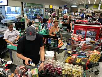 Fila de consumidores em supermercado no Rio de Janeiro. 14/03/2020. REUTERS/Sergio Moraes. 

