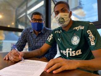 Narciso comemora o primeiro contrato profissional de seu filho Ruan (Foto: Vinicius Vieira/V2MM)