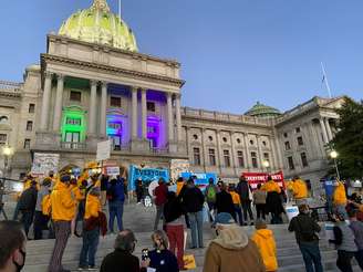 Manifestantes protestam em frente ao prédio do Parlamento da Pensilvânia
04/11/2020 REUTERS/Nathan Layne