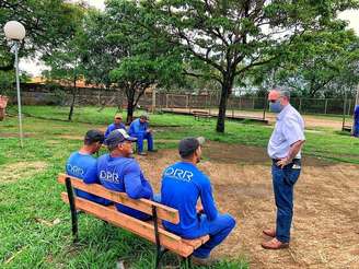 O prefeito de Piracicaba, Barjas Negri, conversa com operários em área da cidade; ele teve o registro da candidatura à reeleição impugnado pelo TRE, mas com o recurso ao TSE, segue em campanha