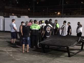 Grupo de torcedores do Botafogo invadiu a sede do clube para acompanhar apuração (Foto: Sergio Santana)