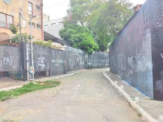 Beco do Batman, na Vila Madalena, tem grafites cobertos por tinta preta em protesto contra a morte do artista NegoVila