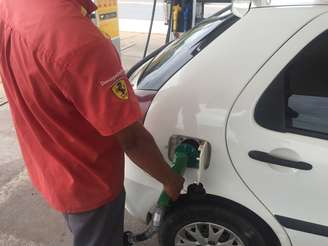 Carro é abastecido com combustível em posto em Cuiabá
REUTERS/Marcelo Teixeira