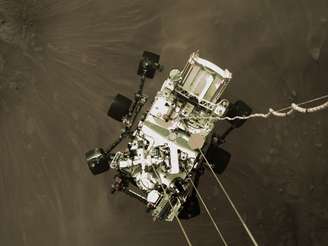 Frame de video em alta resolução mostrando a Perseverance sendo baixada do trenó-foguete (Crédito; NASA)