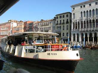 O vaporetto é o meio de transporte típico de Veneza