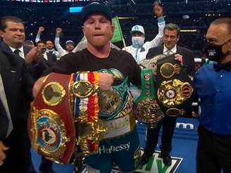 Canelo Alvarez venceu Saunders e conquistou cinturão da WBO (Foto: Reprodução/DAZN)