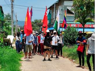 FOTO DE ARQUIVO: Manifestantes carregam bandeiras enquanto marcham em protesto contra o golpe militar, em Dawei, Mianmar
27/04/2021 Cortesia de Dawei Watch/via REUTERS