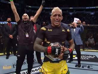 Brasileiro Charles do Bronx é o novo campeão peso-leve do Ultimate (Foto reprodução YouTube UFC)