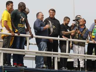 Pazuello participa de ato político ao lado de Bolsonaro