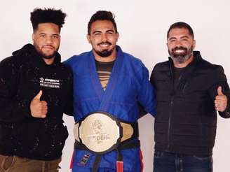 Igor Tigrão foi homenageado pelo Big Deal com um novo cinturão (Foto: Camila Nobre)