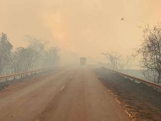 Fumaça de queimadas encobre trechos de rodovias na região de Morro Agudo, interior de São Paulo