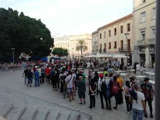Fila para vacinação anti-Covid em piazza de Cagliari