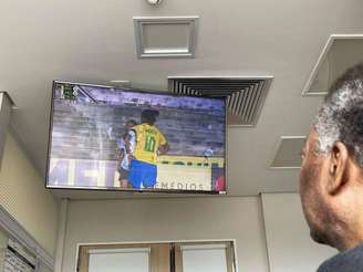 Pelé acompanha amistoso da Seleção Brasileira feminina mesmo internado no hospital (Foto: Reprodução / Instagram)