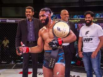 Claudio Ribeiro conquistou o cinturão peso-médio do Future FC MMA (Foto: Vica Bueno)