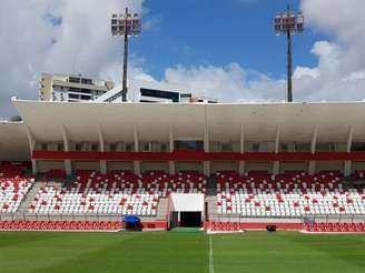 Falta de policiamento em campo em jogos em Pernambuco pode tirar o jogo do Vasco dos Aflitos (Foto: Léo Lemos/CNC)