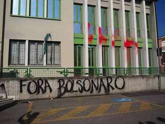 Pichação contra Bolsonaro na Prefeitura de Anguillara Veneta