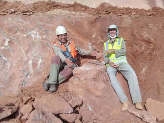 Geólogo Nilson Bernardi e paleontólogo William Nava junto ao fêmur encontrado próximo a Marília, interior de São Paulo