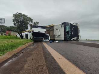 Caminhão-cegonha tomba com 11 carros na Anhanguera 