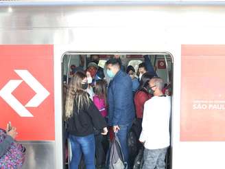 Usuários do transporte público usam máscara na plataforma e trem da CPTM, em Pinheiros