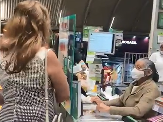 Mulher se recusa a usar máscara em supermercado de Brasília.