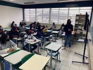 Em sala de aula, Camila aposta no uso de recursos midiáticos para as dinâmicas e exercícios @Guilherme Zacarias/Agência Mural