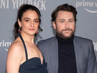Jenny Slate e Charlie Day na premiere de 'I Want You Back', em Los Angeles.
