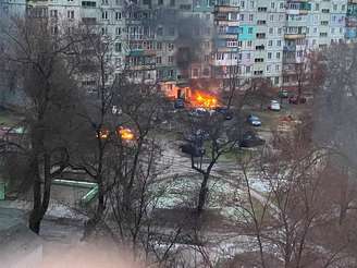 Incêndio é visto em Mariupol em uma área residencial após bombardeio em meio à invasão da Ucrânia pela Rússia 