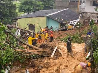 Busca por desaparecidos após deslizamento no bairro Monsuaba, em Angra dos Reis, em 2 de abril