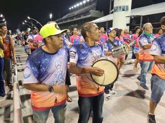 Ney e o filho Vinicius durante ensaio técnico da Rosas de Ouro