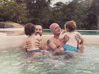 Thales Bretas e Paulo Gustavo com os seus filhos, Romeu e Gael. 