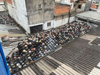 Centenas de capacetes foi encontrado em telhado de loja no centro de SP 