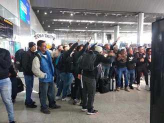 Torcedores do Corinthians no aeroporto de Guarulhos (Foto: Reprodução)