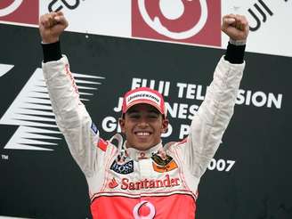 Hamilton comemora a vitória no GP do Japão de 2007 