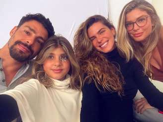 Cauã Reymond, Grazi Massafera e Mariana Goldfarb acompanham ensaio de Sofia, para capa de revista.