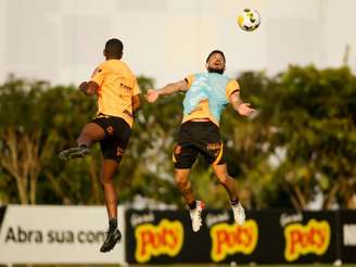 Robert Renan e Bruno Méndez durante treino do Timão (Foto: Rodrigo Coca/Agência Corinthians)