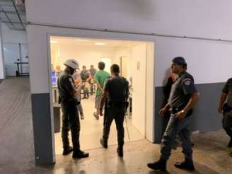 Torcedor sendo levado pela polícia (Foto: Fábio Lazaro / Lancepress)