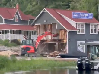 Vídeo mostra um imóvel do Pride Marine Group sendo destruído por uma escavadeira