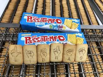 Equipamentos da Nestlé em Marília (SP) que imprimem as tradicionais imagens de animais do biscoito PassaTempo foram modificados para a fabricação da linha com Libras