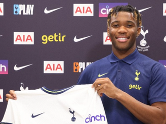 Udogie foi anunciado pelo Tottenham (Foto: Divulgação/Twitter @SpursOfficial)