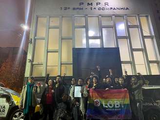 Grupo confraternizava em um bar voltado ao público LGBTQIA+