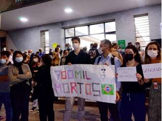 Médicos, enfermeiros e estudantes protestaram, nesta terça-feira, 4, contra a visita de Jair Bolsonaro (PL) ao Hospital das Clínicas. Foto: Lucas Kazuto/Reprodução Instagram