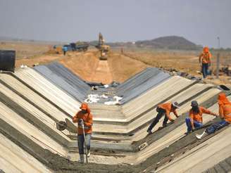 Obra de captação de água pela Codevasf em Sobradinho